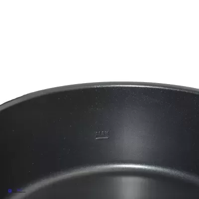 Interior de panela preta com símbolo em relevo