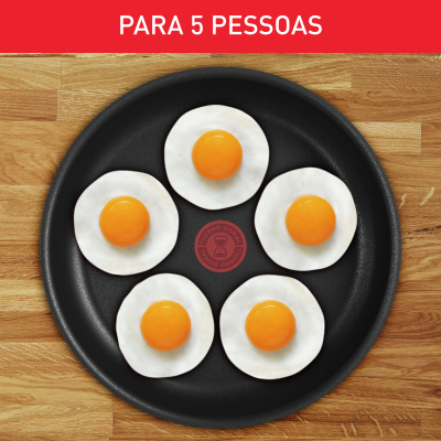 Frigideira preta com cinco ovos estrelados dispostos em círculo