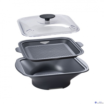 Conjunto para cozinhar com tampa translúcida, tabuleiro grelhado e base preta.