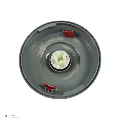 tampa redonda cinza com encaixe branco e clipes vermelhos