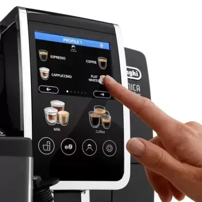Máquina de café com ecrã digital e dedo a tocar no ecrã