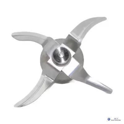 Lâmina de metal prateado com quatro pontas curvadas e parafuso no centro