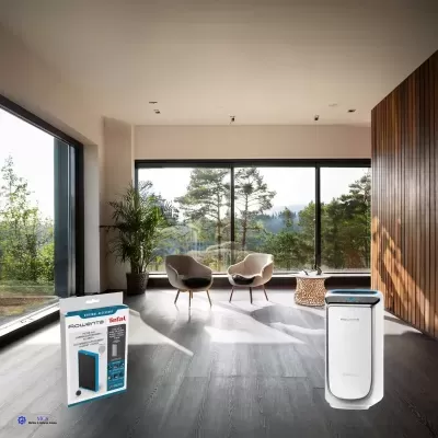 Purificador de ar branco e embalagem numa sala moderna com janelas amplas e cadeiras bege