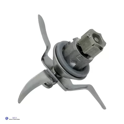 Peça metálica para liquidificador com lâminas curvas e anel de borracha cinza