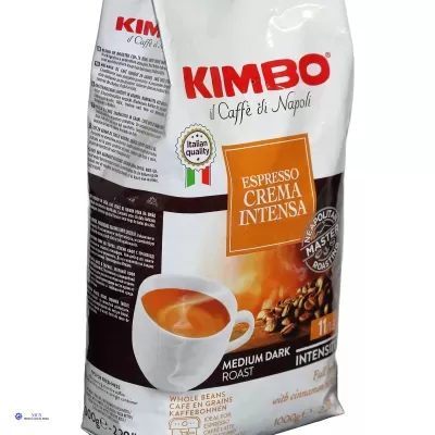 Pacote de café Kimbo Espresso Crema Intensa branco e castanho com chávena de café