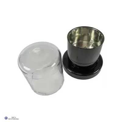 Copo de aço inoxidável com tampa plástica transparente e suporte preto sobre fundo branco