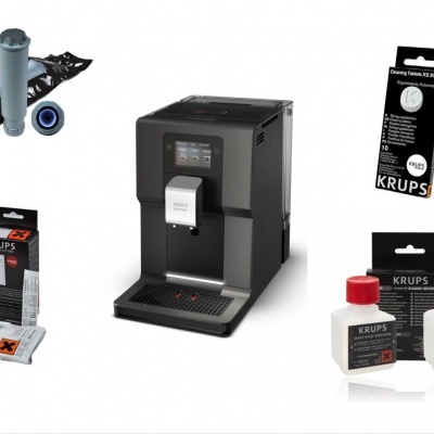 Máquina de café KRUPS preta com cápsulas e produtos de limpeza