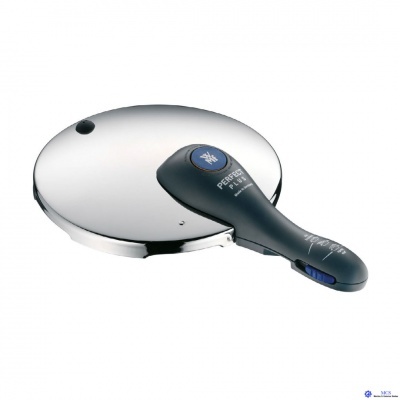 Panela de pressão prata com cabo preto e botão azul