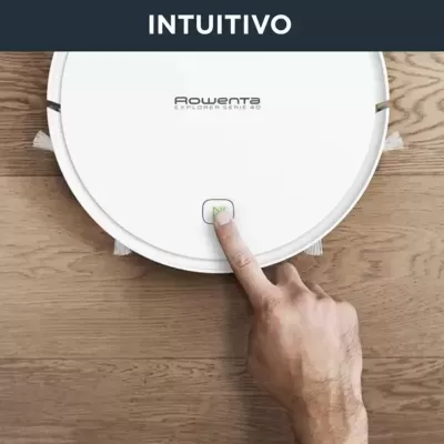 Aspirador robô branco Rowenta Explorer Serie 40 em superfície de madeira com mão tocando botão