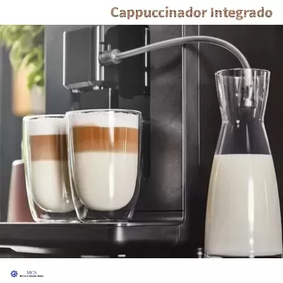 Máquina de café com copos de vidro e jarro de leite