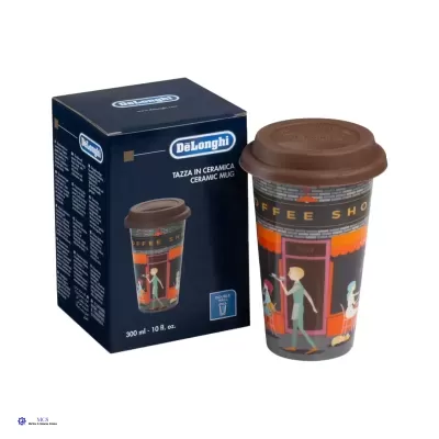 Caneca de cerâmica com tampa castanha e ilustração colorida ao lado da caixa azul da DeLonghi