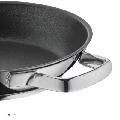 Frigideira preta antiaderente com pega inox polido