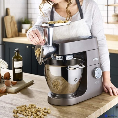 Robot de cozinha com acessório para massa numa bancada de cozinha