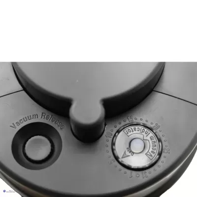 Parte de objeto redondo preto com texto 'Vacuum Release' e indicador de vácuo