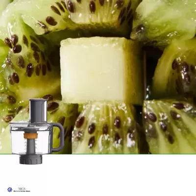 Close de pedaços de kiwi com um juicer transparente no canto inferior esquerdo