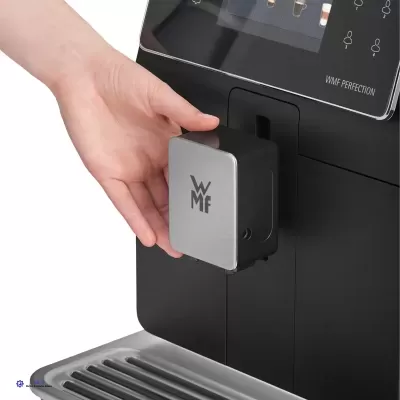 Máquina de café automática preta com peça removível cinzenta com logo WMF
