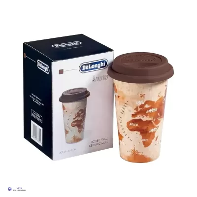 Caneca de cerâmica dupla parede com mapa mundi e tampa castanha ao lado de embalagem