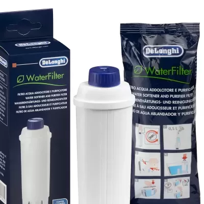 Filtro de água branco com tampa azul ao lado da embalagem preta com texto DeLonghi WaterFilter e instruções gráficas