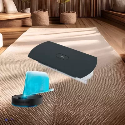 Base carregadora preta e transparente num tapete bege com padrão listrado