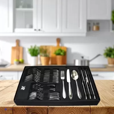 Conjunto de talheres em aço inoxidável em estojo preto com logotipo WMF na mesa