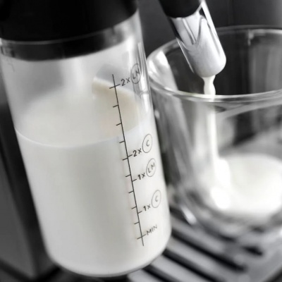 Recipiente transparente com líquido branco a ser usado numa máquina de café expresso
