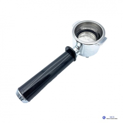 Portafiltro metálico prateado com pega preta para máquina de café