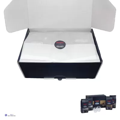 Caixa aberta com embalagem branca e autocolante preto, branco e vermelho com texto, e caixas de café ao fundo