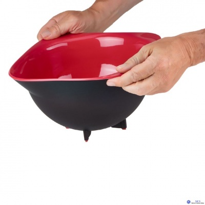 Tigela plástica vermelha e preta com três pés e mãos segurando a borda.