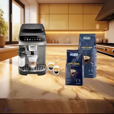 Máquina de café expresso com café em grão e chávenas sobre bancada de cozinha moderna