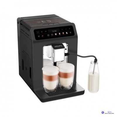 Máquina de café expresso Philips preta com duas chávenas de vidro e garrafa de leite