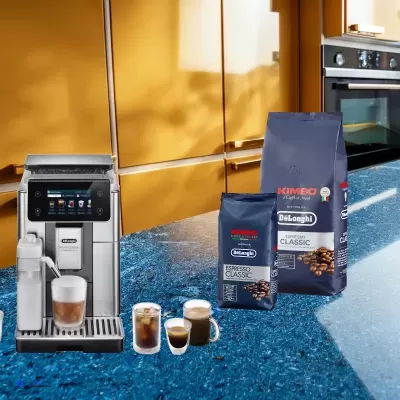 Máquina de café automática com copos de café e pacotes de café DeLonghi sobre balcão azul