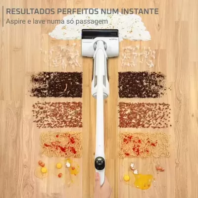 Aspirador branco a aspirar sujidade variada numa superfície de madeira com texto em português