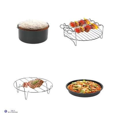 Acessórios de cozinha com formas e grelhas metálicas contendo bolo, espetadas, carne e pizza