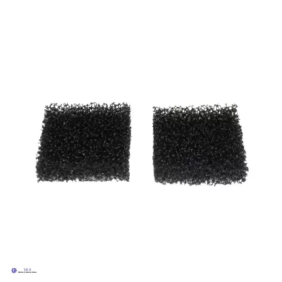 Dois pedaços quadrados de esponja preta com textura porosa