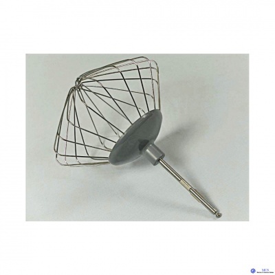 Acessório metálico para batedeira com arame em forma de cúpula e cabo comprido