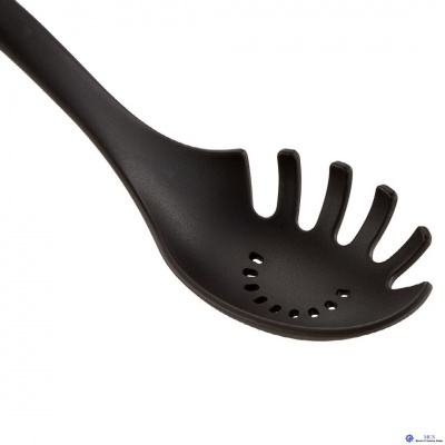 Colher de pau preta com perfurações para escorrer líquidos