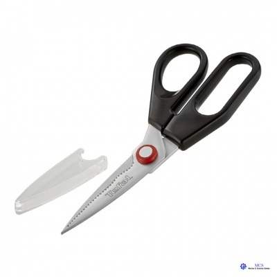 Tesoura multiuso com lâminas serrilhadas e cabo preto, com capa protetora transparente