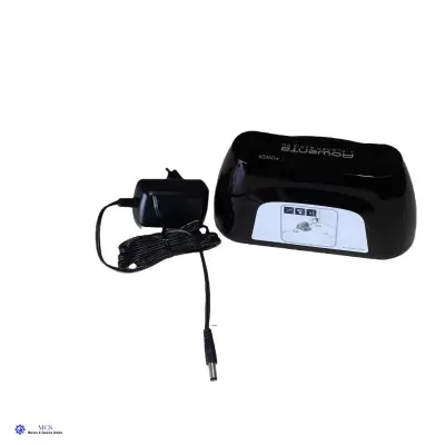 Dispositivo eletrónico negro com adaptador de corrente e etiquetas brancas