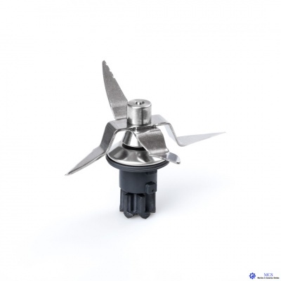 Lâminas de liquidificador em metal e plástico preto sobre fundo branco