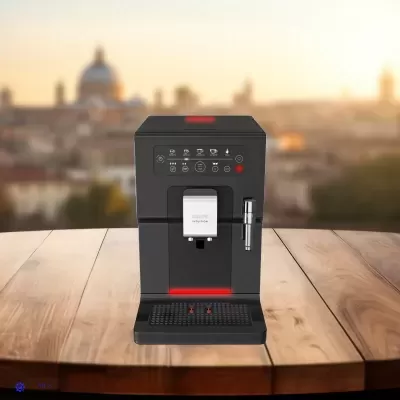 Máquina de café expresso preta numa mesa de madeira com fundo urbano ao pôr do sol