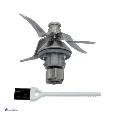 Lâmina metálica prateada e escova de limpeza branca.