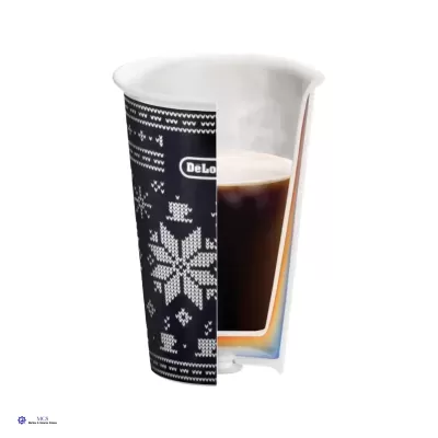 Cápsula de café DeLonghi com padrão de flocos de neve preta e branca, vista cortada ao meio mostrando interior com café.
