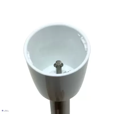 Tampa cilíndrica branca com peça metálica no centro