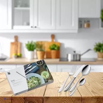 Conjunto de talheres em aço inoxidável com embalagem à esquerda sobre mesa de madeira numa cozinha