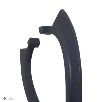 Duas peças plásticas pretas curvadas, isoladas em fundo branco