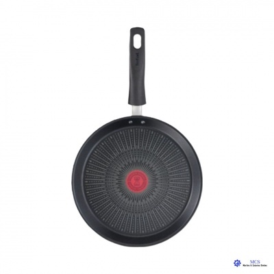 Frigideira preta com pega isolante e círculo vermelho no centro