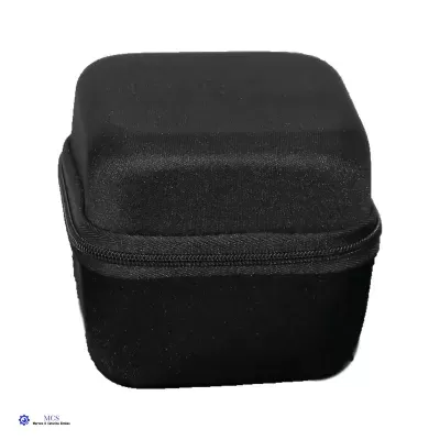Estojo preto em material têxtil com fecho de correr e tampa rígida