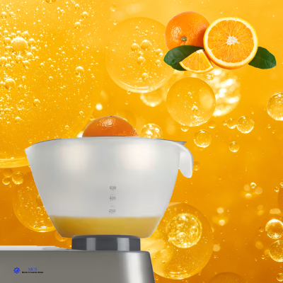 Copo medidor com sumo de laranja em liquidificador, laranjas e fundo amarelo com bolhas