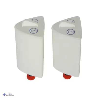 Dois recipientes triangulares brancos com tampas e detalhes em azul e bola vermelha