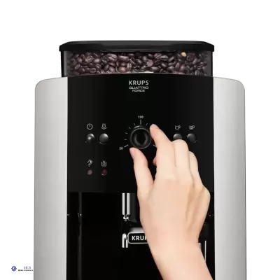 Máquina de café KRUPS com depósito de grãos e painel de controle preto